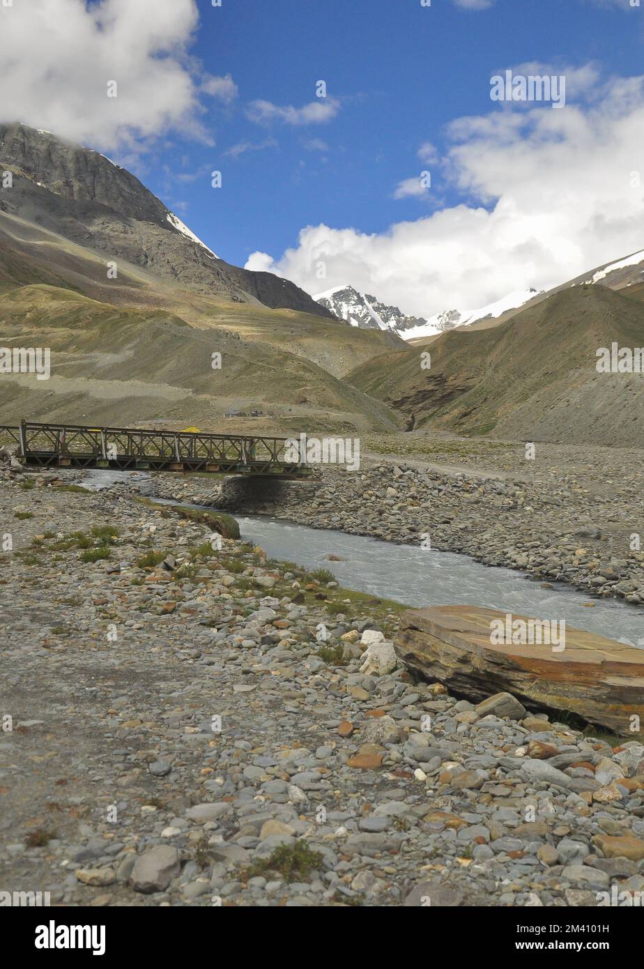 Belle vue d'un pont en acier sur la rivière qui coule dans les montagnes sèches du Ladakh pendant la saison d'été. Banque D'Images