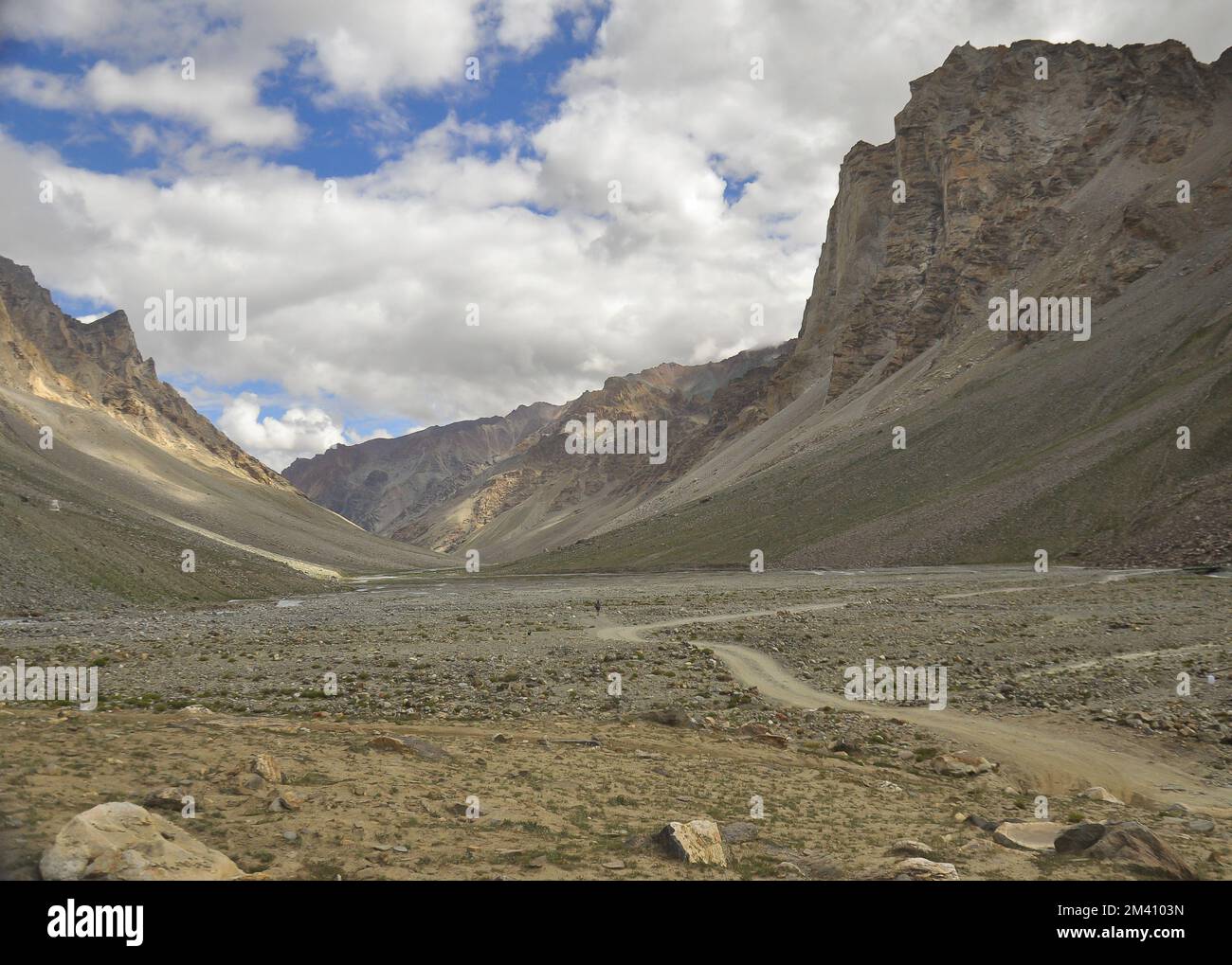 Vue sur les montagnes Rocheuses du Ladakh avec ciel nuageux en été. Banque D'Images