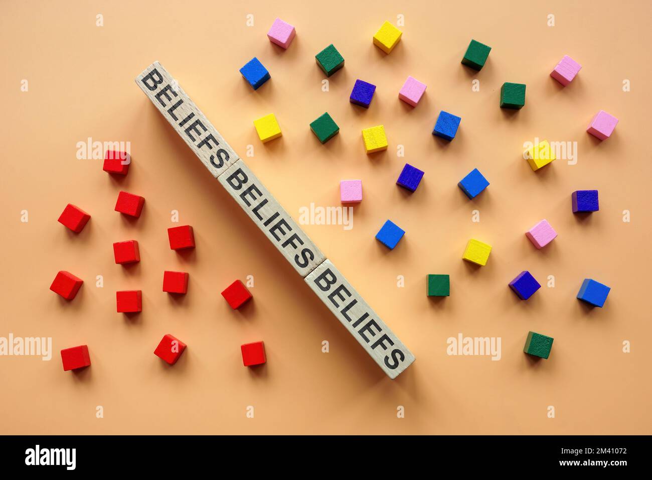 Notion de biais d'affinité. Mur de blocs avec des croyances et des cubes de signe. Banque D'Images