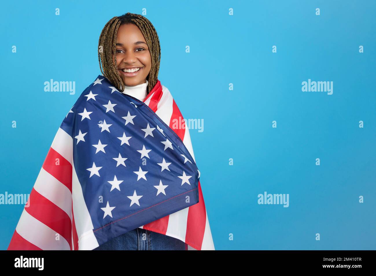 Femme africaine enveloppée dans un drapeau américain Banque D'Images