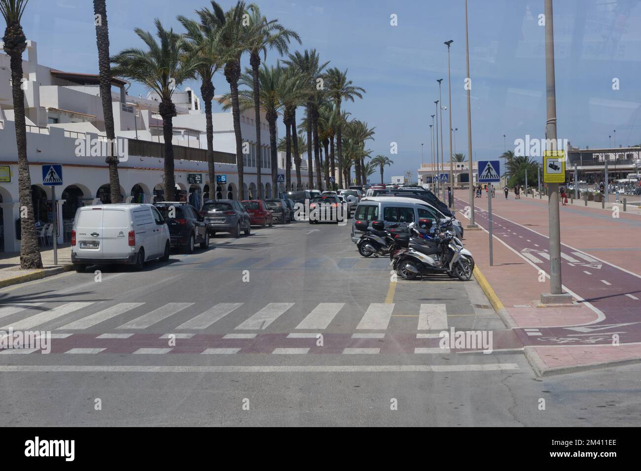 Une rue avec des vélos et des voitures et sur l'île de Formentera en Espagne Banque D'Images