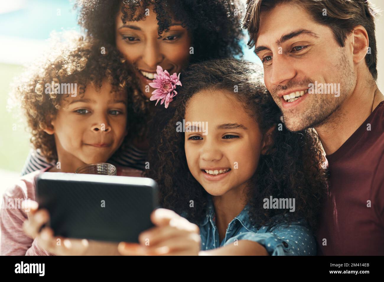 Les photos de famille sont toujours les meilleures. une belle jeune famille qui prend un selfie en plein air. Banque D'Images