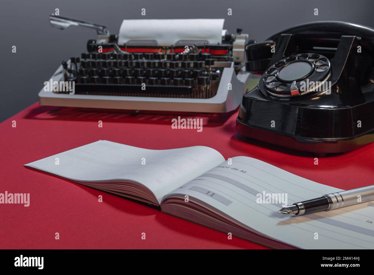 Vieux stylo à encre, machine à écrire, chéquier, ancien téléphone, . Lettrage en français - reçu de m.. pour Banque D'Images