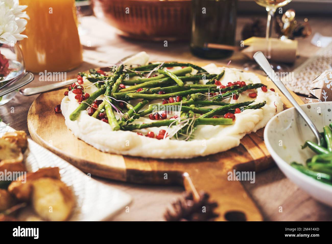 Venez goûter la magie. Photo de pizza maison avec garnitures sur une table à la maison. Banque D'Images