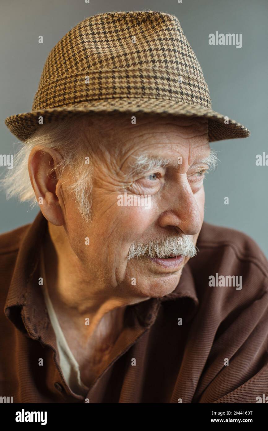 Gros plan. Portrait réfléchi d'un vieil homme aux cheveux gris. Banque D'Images