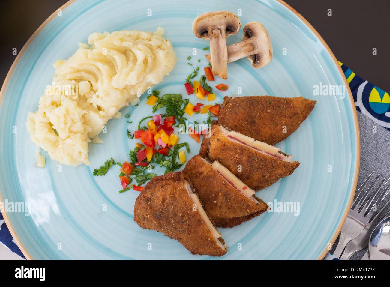 Panne de poulet farci repas à la carte avec champignons et purée de pommes de terre à la table du restaurant Banque D'Images