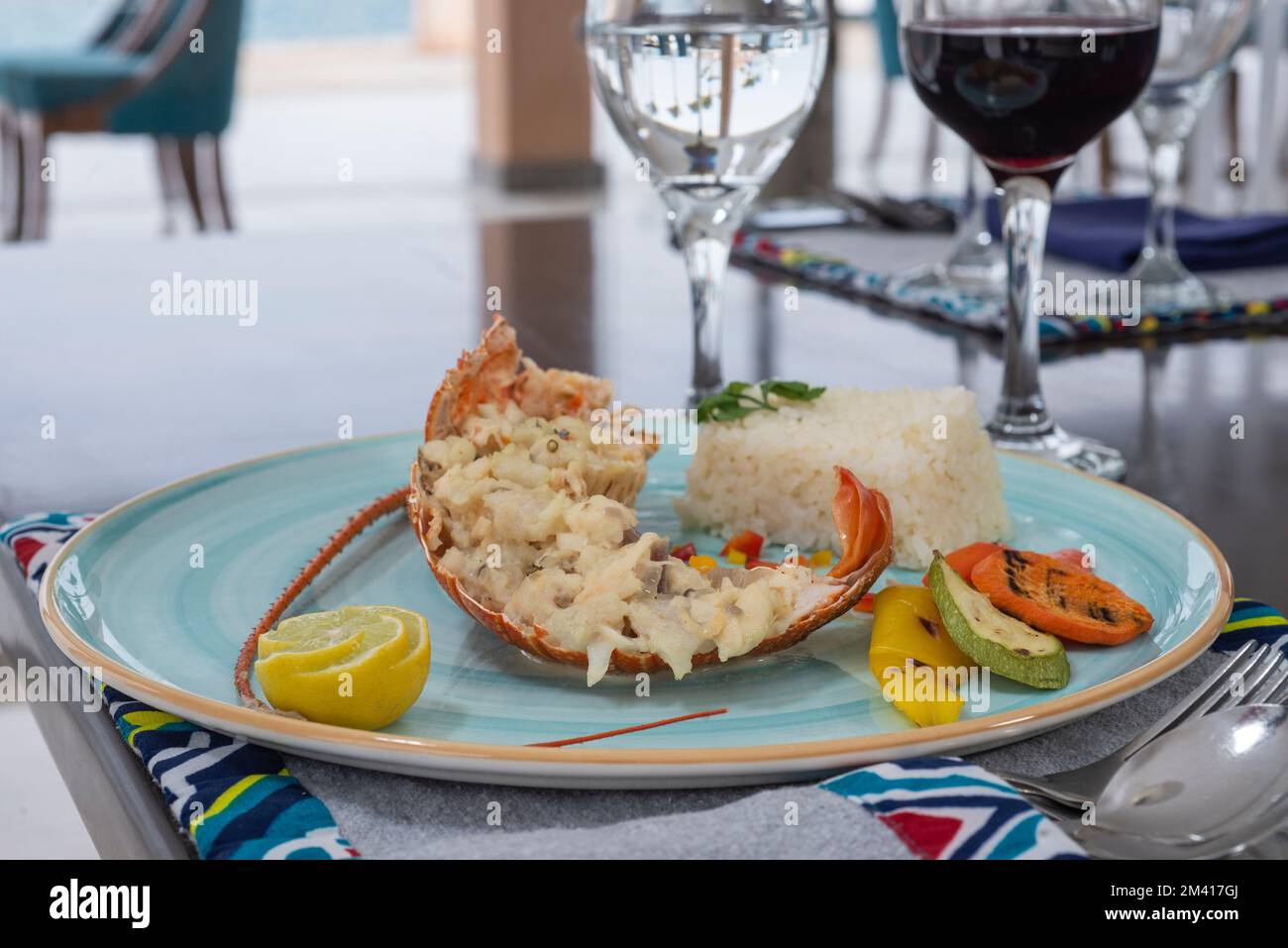 Plat de homard farci repas à la carte avec riz blanc et légumes au restaurant Banque D'Images