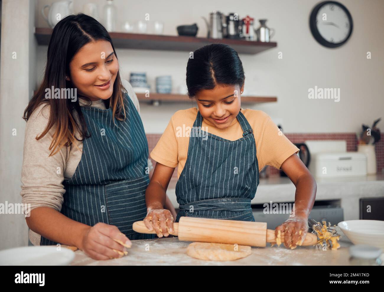 Boulanger familial, mère et fille avec une pâte à pain aidant à cuire un gâteau, de la nourriture ou des biscuits dans une cuisine maison. Développement de l'enfant, apprentissage ou heureux Banque D'Images