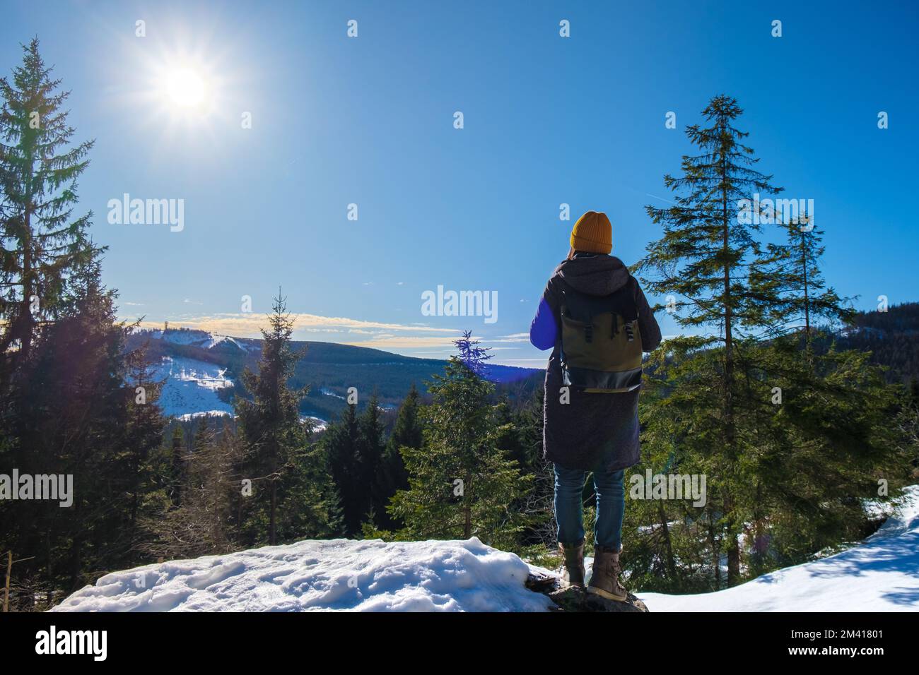 Les femmes asiatiques qui font de la randonnée dans la neige à Brocken montagne pendant l'hiver dans le parc national de Harz Allemagne. Banque D'Images