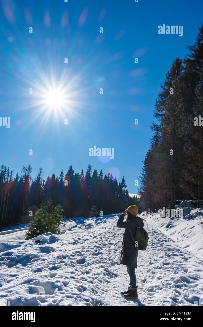 Joyeuses femmes asiatiques qui font de la randonnée dans la neige à Brocken montagne pendant l'hiver dans le parc national de Harz Allemagne. Banque D'Images