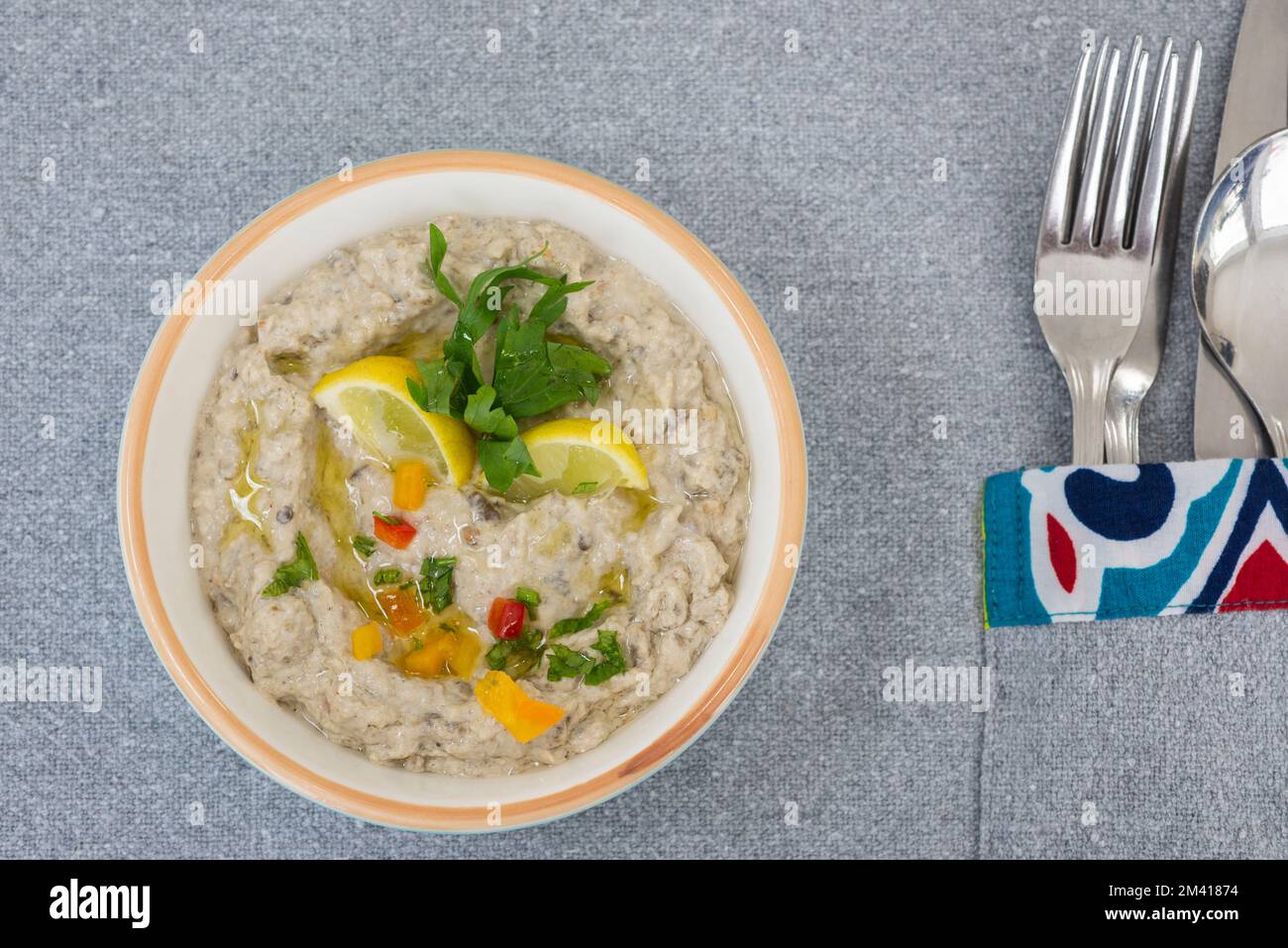 Hummus hors-d'œuvre à la carte repas accompagnement trempez dans un bol avec garniture au citron Banque D'Images