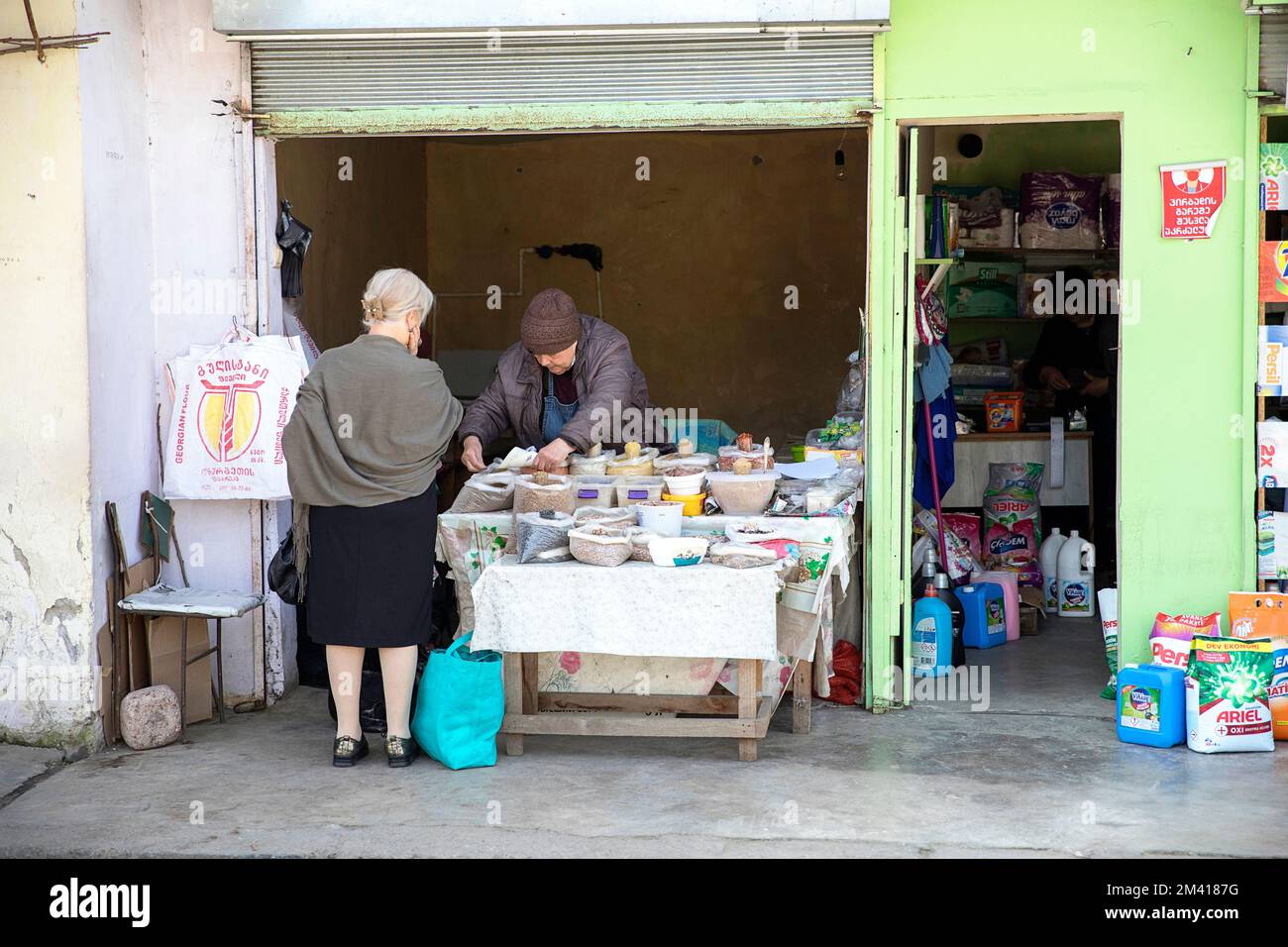 Scènes intéressantes du marché quotidien local dans la ville d'Ozurgeti près de la côte d'une mer Rouge, une femme vendant des produits locaux, Géorgie Banque D'Images