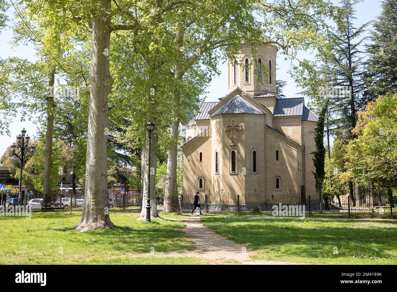 Beau parc paisible avec une église en arrière-plan dans le centre de la ville d'Ozurgeti, Géorgie, Europe Banque D'Images