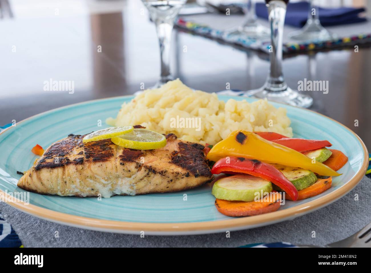 Steak de saumon repas à la carte avec légumes et purée de pommes de terre à la table du restaurant Banque D'Images
