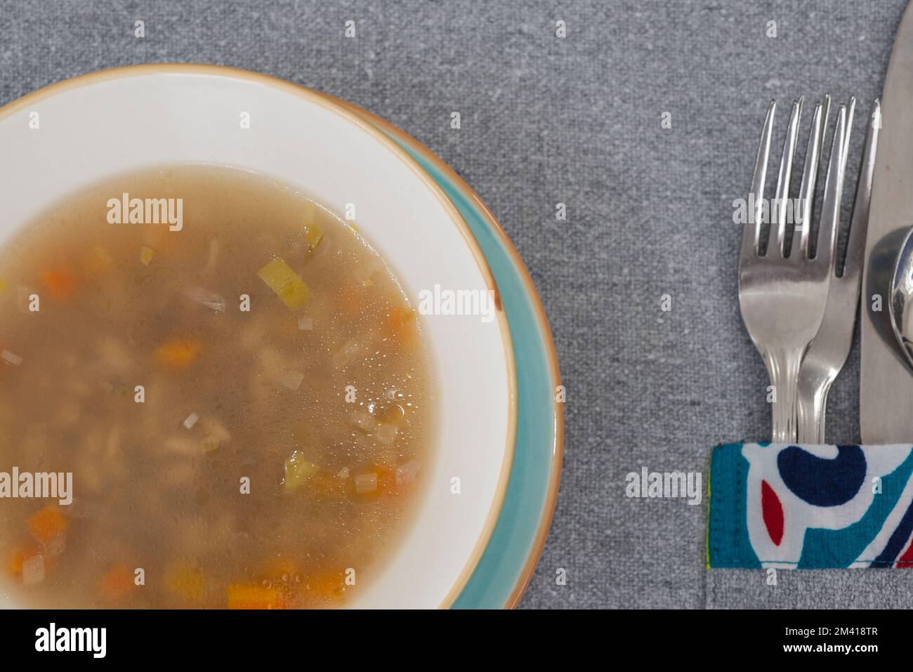 Gros plan de la soupe de légumes, hors-d'œuvre à la carte, repas de départ dans un bol avec couverts à la table du restaurant Banque D'Images
