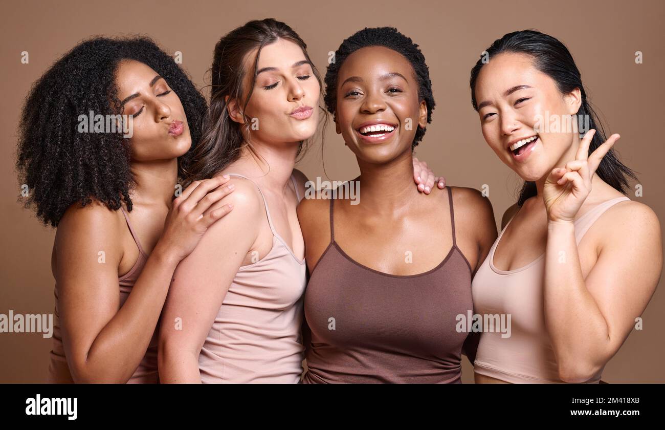 Les filles, la diversité et le portrait de groupe modèle se sentent heureux au sujet des soins de la peau, le bien-être et la lueur de peau. Femmes, beauté et plaisir signe de main montrant Banque D'Images