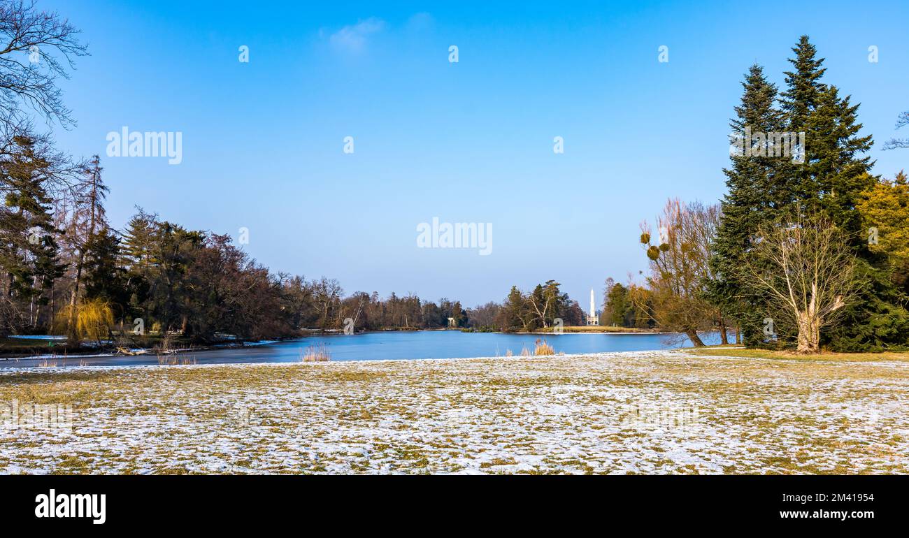 Petit lac en hiver et neige. Arbres près de l'eau Banque D'Images