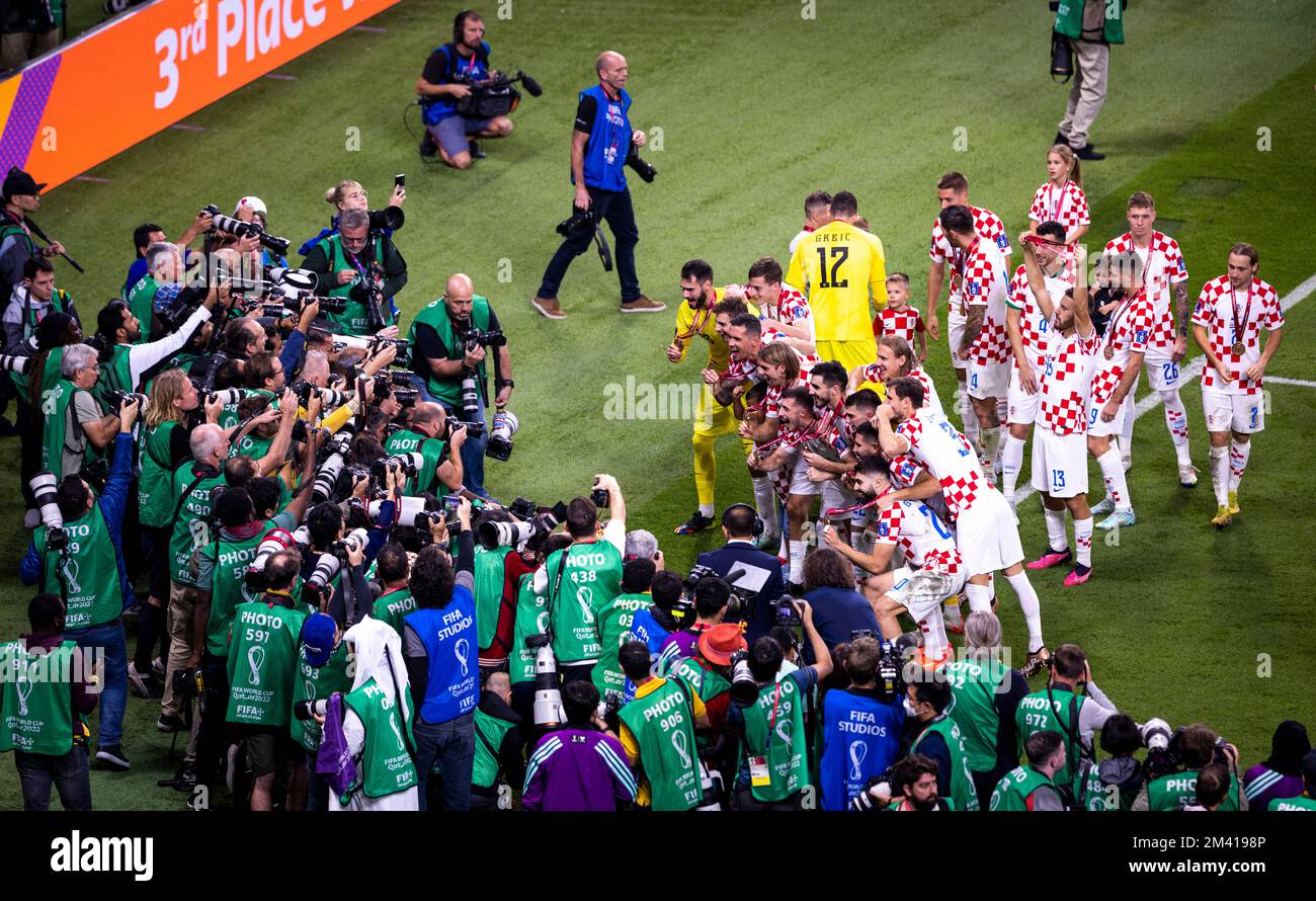 Doha, Qatar. 17th décembre 2022. L'équipe croate célèbre la troisième place et est entourée de photographes Croatie - Maroc Match pour 3rd place Kroa Banque D'Images