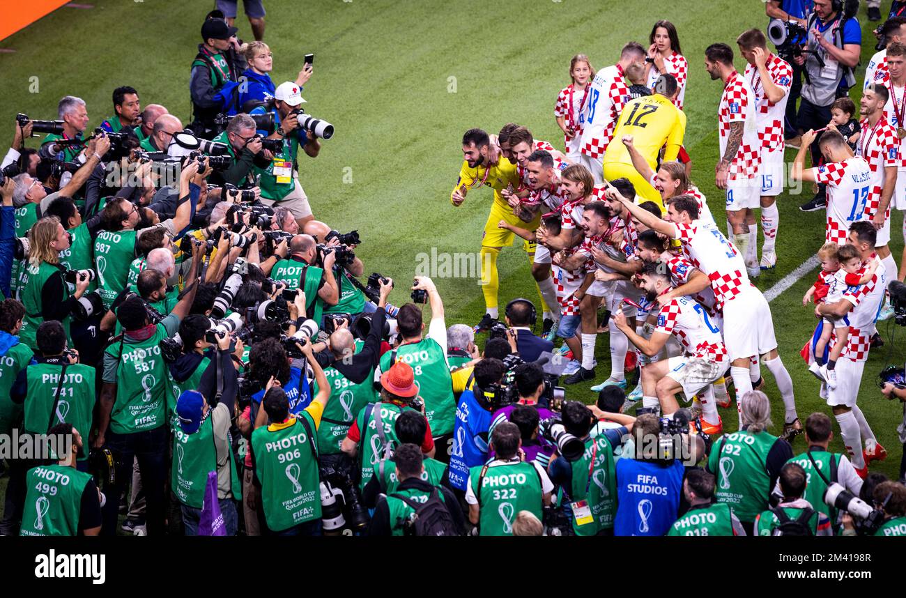 Doha, Qatar. 17th décembre 2022. L'équipe croate célèbre la troisième place et est entourée de photographes Croatie - Maroc Match pour 3rd place Kroa Banque D'Images
