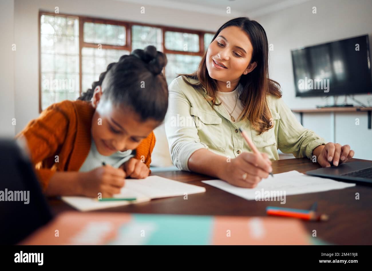 Éducation, mère et travail à distance avec l'enfant, aider à l'école et à l'enseignement avec l'apprentissage, l'étudiant et les devoirs à la maison familiale. Écriture de fille, bloc-notes Banque D'Images