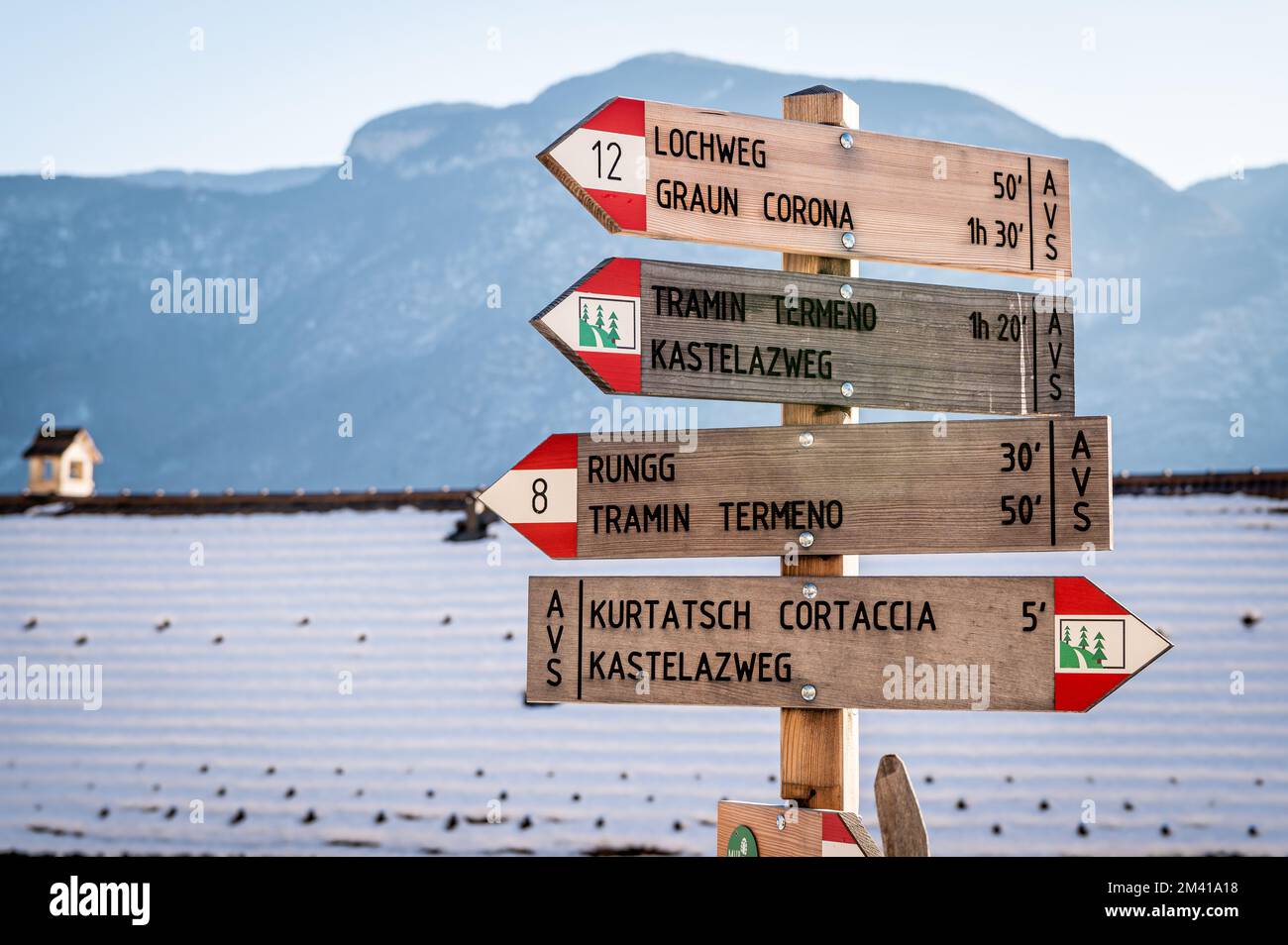 Panneau en bois indiquant les sentiers publics dans le village de Cortaccia sur la route des vins, Tyrol du Sud - Trentin-Haut-Adige, nord de l'Italie. Banque D'Images