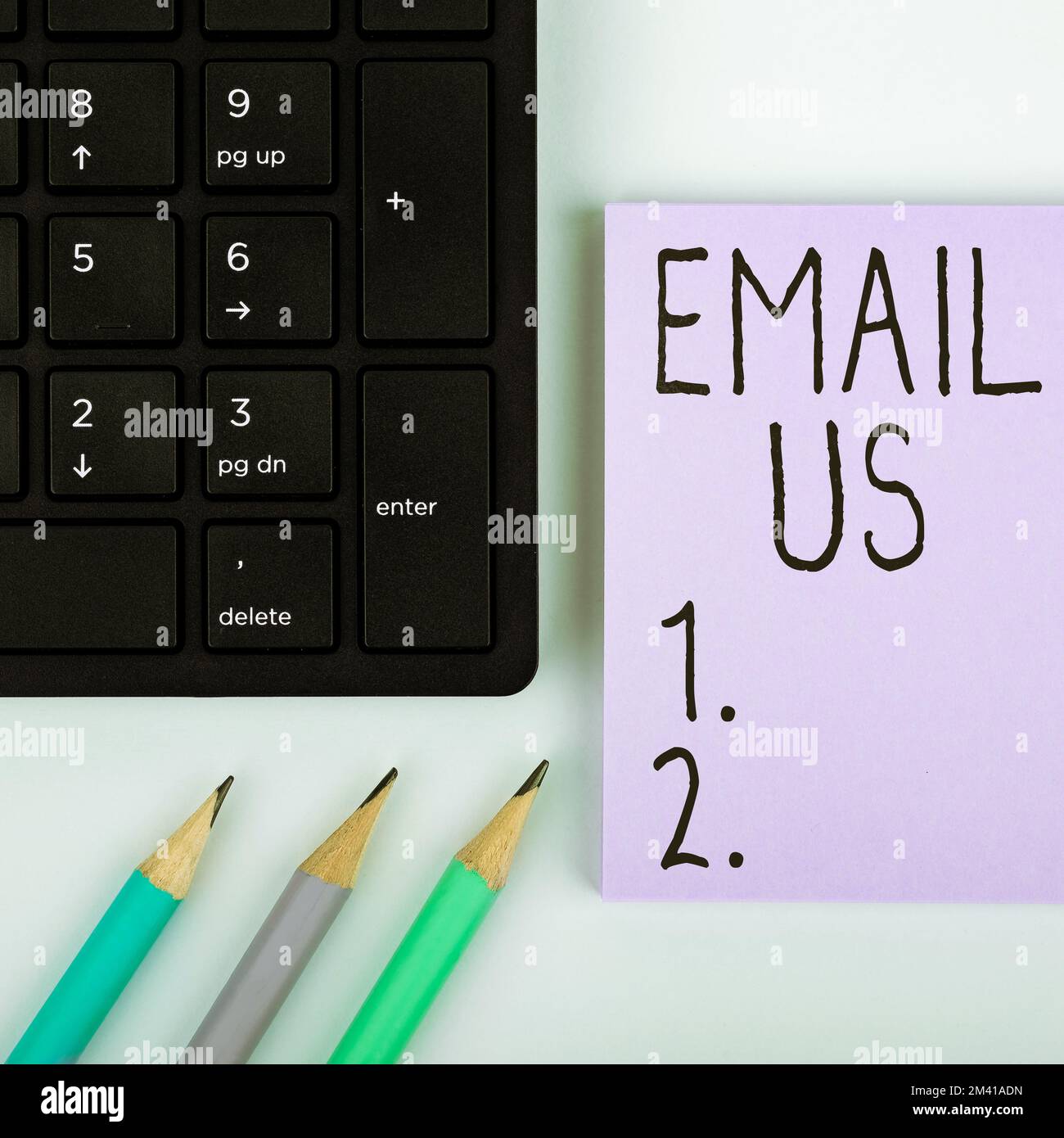 Affiche affichant nous envoyer un e-mail. Mot pour envoyer un message commercial à un groupe de personnes utilisant le courrier Banque D'Images