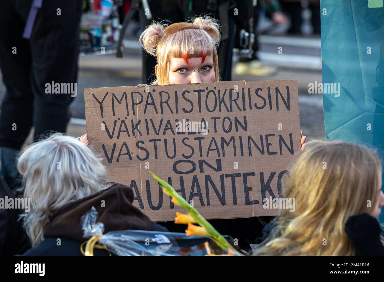Luontokatokapina. Une jeune femme porte un panneau à la manifestation de blocage de la circulation d'Elokapina sur Mannerheimintie à Helsinki, en Finlande. Banque D'Images