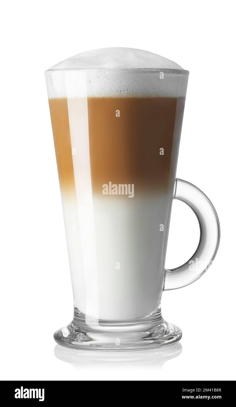 latte macchiato avec mousse de lait dans une tasse isolée sur blanc Banque D'Images