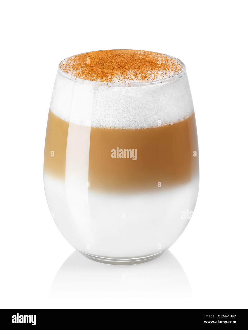 latte macchiato avec mousse de lait et poudre de cannelle en verre isolé sur blanc Banque D'Images
