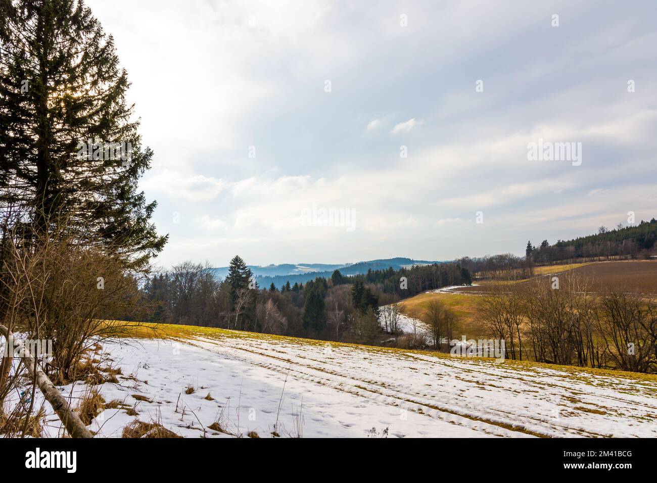 Champ d'hiver préparé pour le printemps et la croissance des plantes. Terres agricoles. Montagnes en arrière-plan Banque D'Images