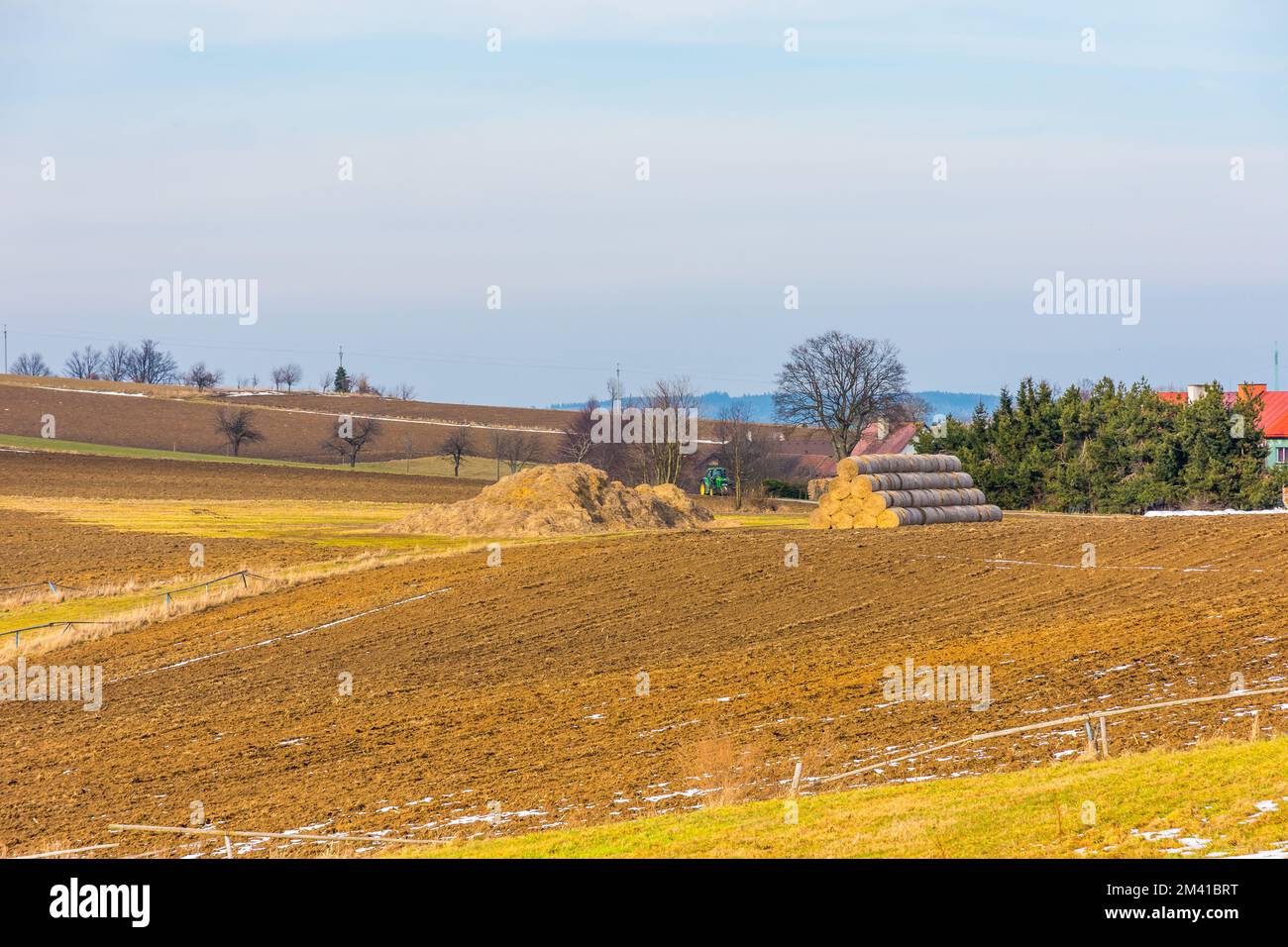 Terrain et agriculture terre dans la neige. Regardez le champ labouré et la prairie Banque D'Images