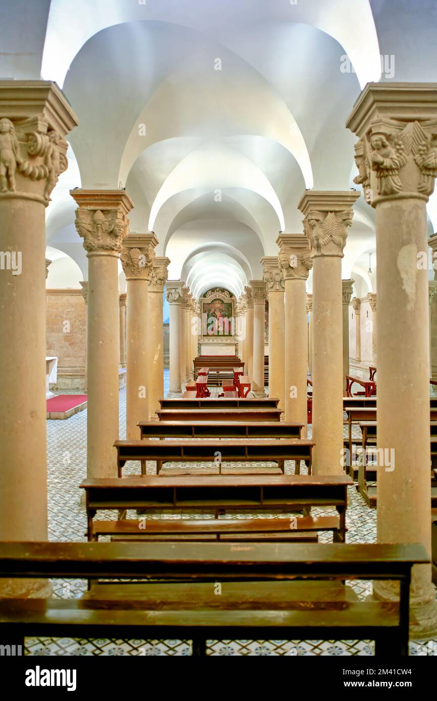 Apulia Puglia Salento Italie. Lecture. Cathédrale Maria Santissima Assunta et Saint Orontius. La crypte Banque D'Images