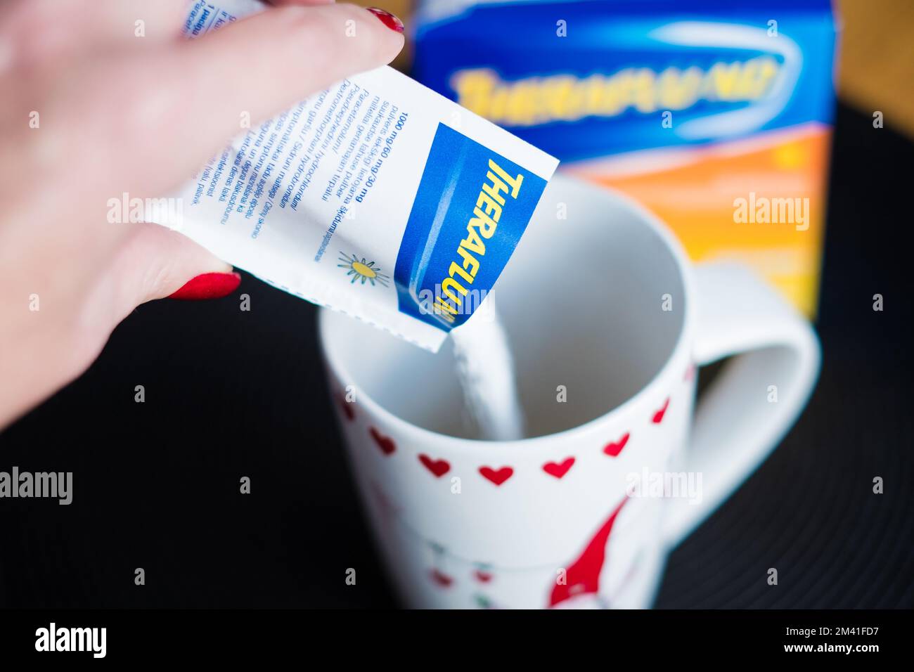 Tallinn, Estonie - 16 décembre 2022: Poudre de thé Theraflu pour le traitement de la grippe. Banque D'Images