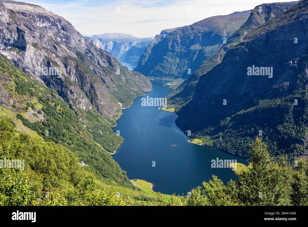 Vue sur le célèbre Naeroyfjord en Norvège, site classé au patrimoine mondial de l'UNESCO Banque D'Images