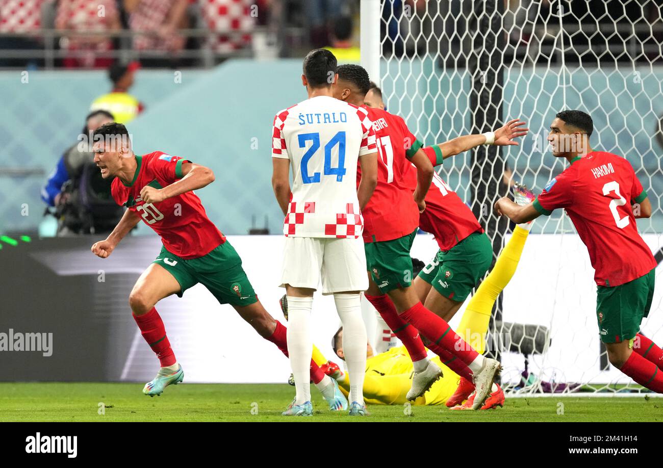 DOHA, QATAR - DÉCEMBRE 17 : Achraf Dari du Maroc fête avec ses coéquipiers après avoir marqué le but, lors du match de la coupe du monde de la FIFA, Qatar 2022 3rd place entre la Croatie et le Maroc au stade international de Khalifa sur 17 décembre 2022 à Doha, Qatar. (Photo par MB Media) Banque D'Images