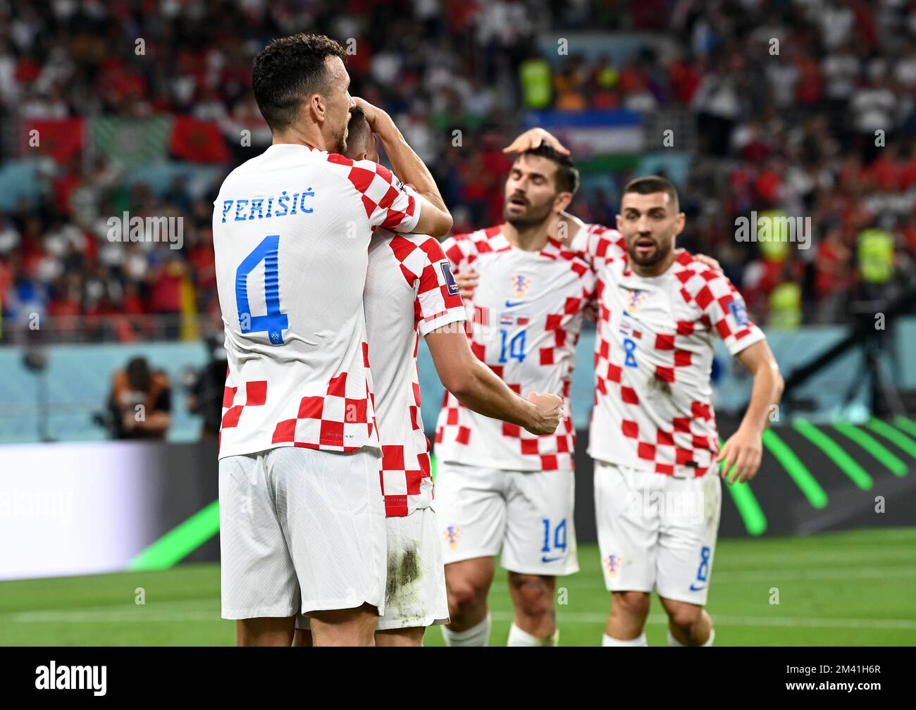 DOHA, QATAR - DÉCEMBRE 17 : Mislav Orsic de Croatie célèbre avec ses coéquipiers après avoir marqué son but, lors du match de la coupe du monde de la FIFA, Qatar 2022 3rd place entre la Croatie et le Maroc au stade international de Khalifa sur 17 décembre 2022 à Doha, Qatar. (Photo par MB Media) Banque D'Images
