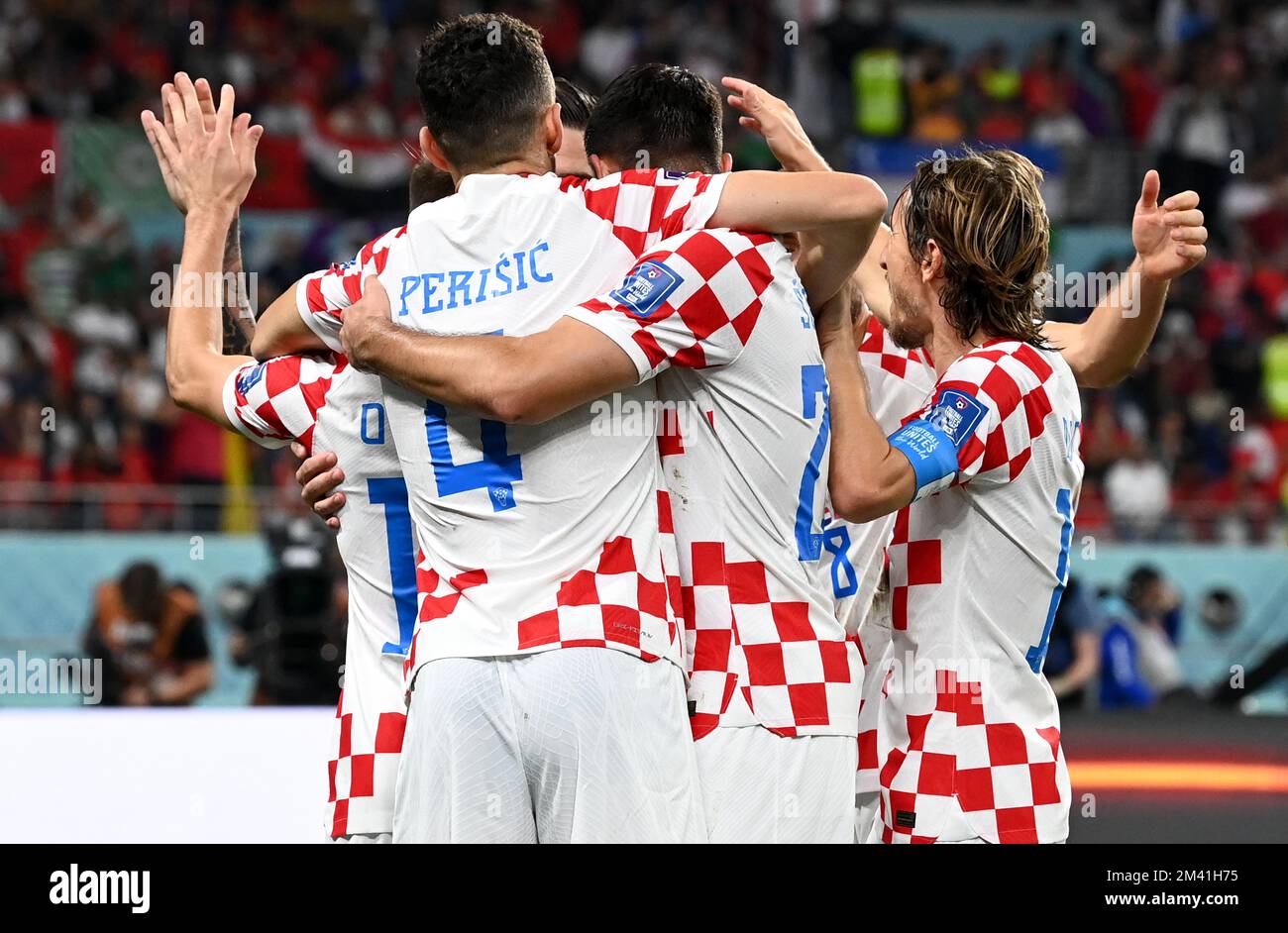 DOHA, QATAR - DÉCEMBRE 17 : Mislav Orsic de Croatie célèbre avec ses coéquipiers après avoir marqué son but, lors du match de la coupe du monde de la FIFA, Qatar 2022 3rd place entre la Croatie et le Maroc au stade international de Khalifa sur 17 décembre 2022 à Doha, Qatar. (Photo par MB Media) Banque D'Images