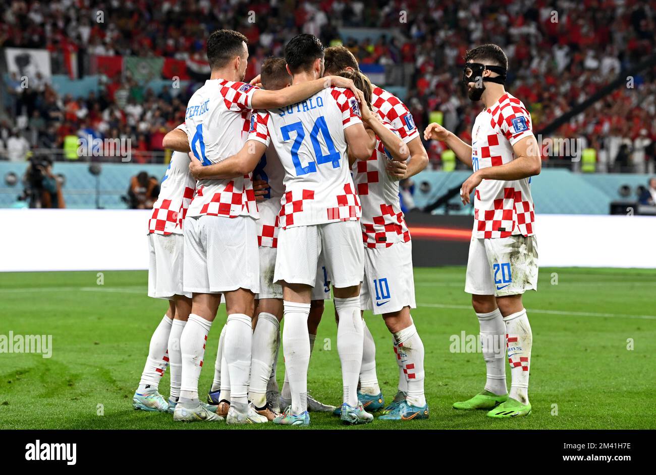 DOHA, QATAR - DÉCEMBRE 17 : Mislav Orsic de Croatie célèbre avec ses coéquipiers après avoir marqué son but, lors du match de la coupe du monde de la FIFA, Qatar 2022 3rd place entre la Croatie et le Maroc au stade international de Khalifa sur 17 décembre 2022 à Doha, Qatar. (Photo par MB Media) Banque D'Images