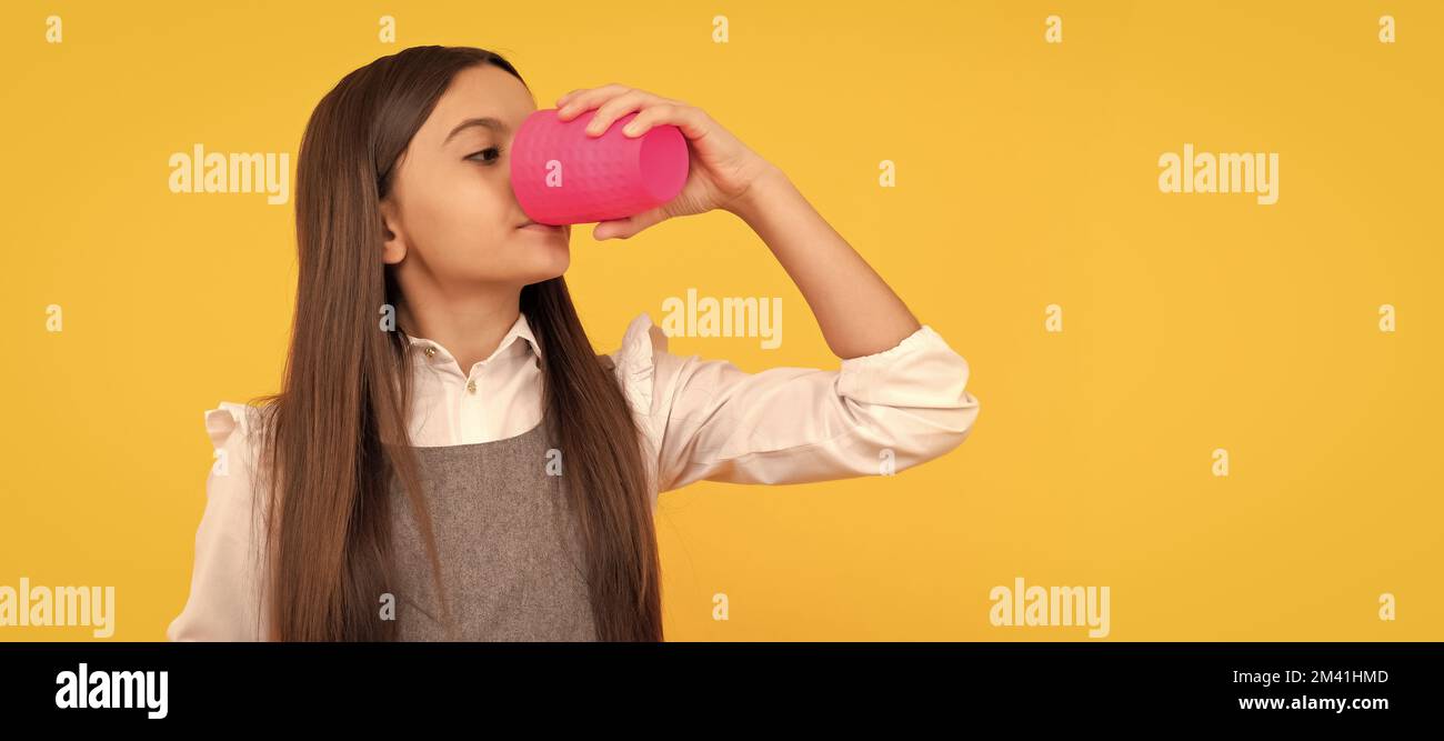 Fille soif boisson enfant boisson de la tasse en plastique tenant le panneau publicitaire pour l'espace de copie, soif. Affiche horizontale. En-tête de bannière Web, copie Banque D'Images