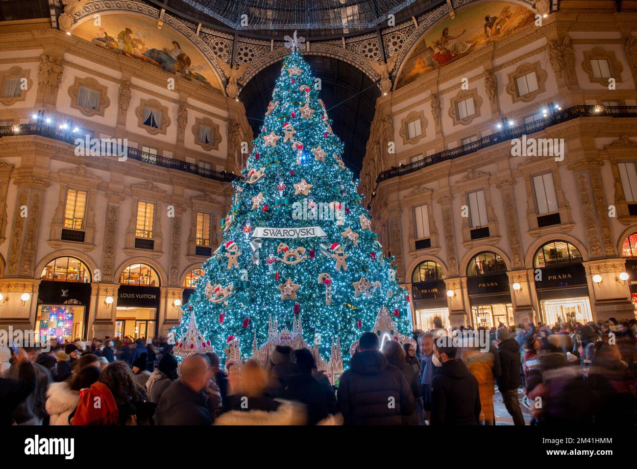 Milan Italie 17 décembre 2022 : arbre de Noël illuminé dans le centre de la galerie Vittorio Emanuele à Milan Banque D'Images