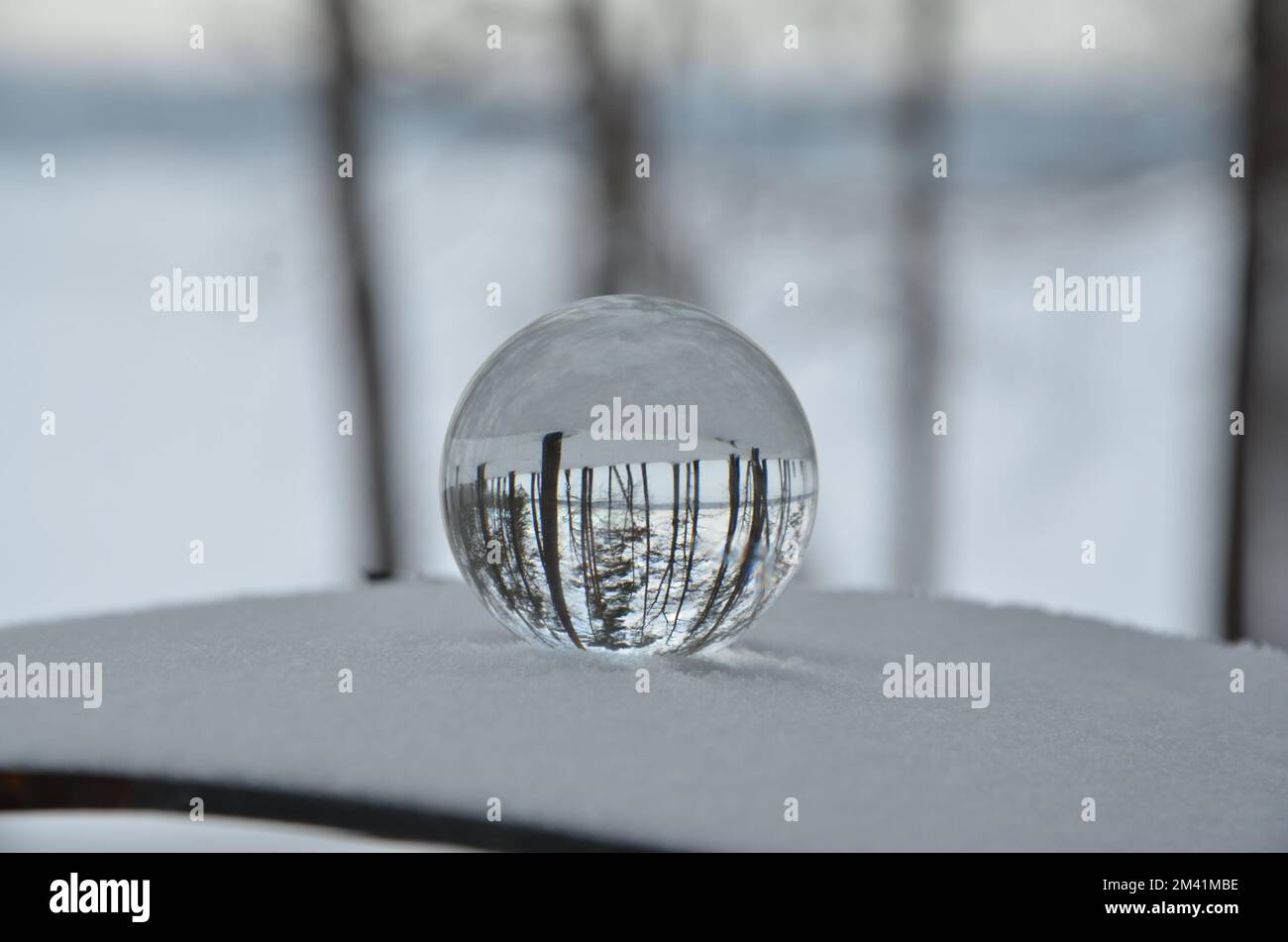 Côté haut vers le bas. La vue à travers la bulle de verre vers le haut, vers le bas. Photo de stock. Banque D'Images