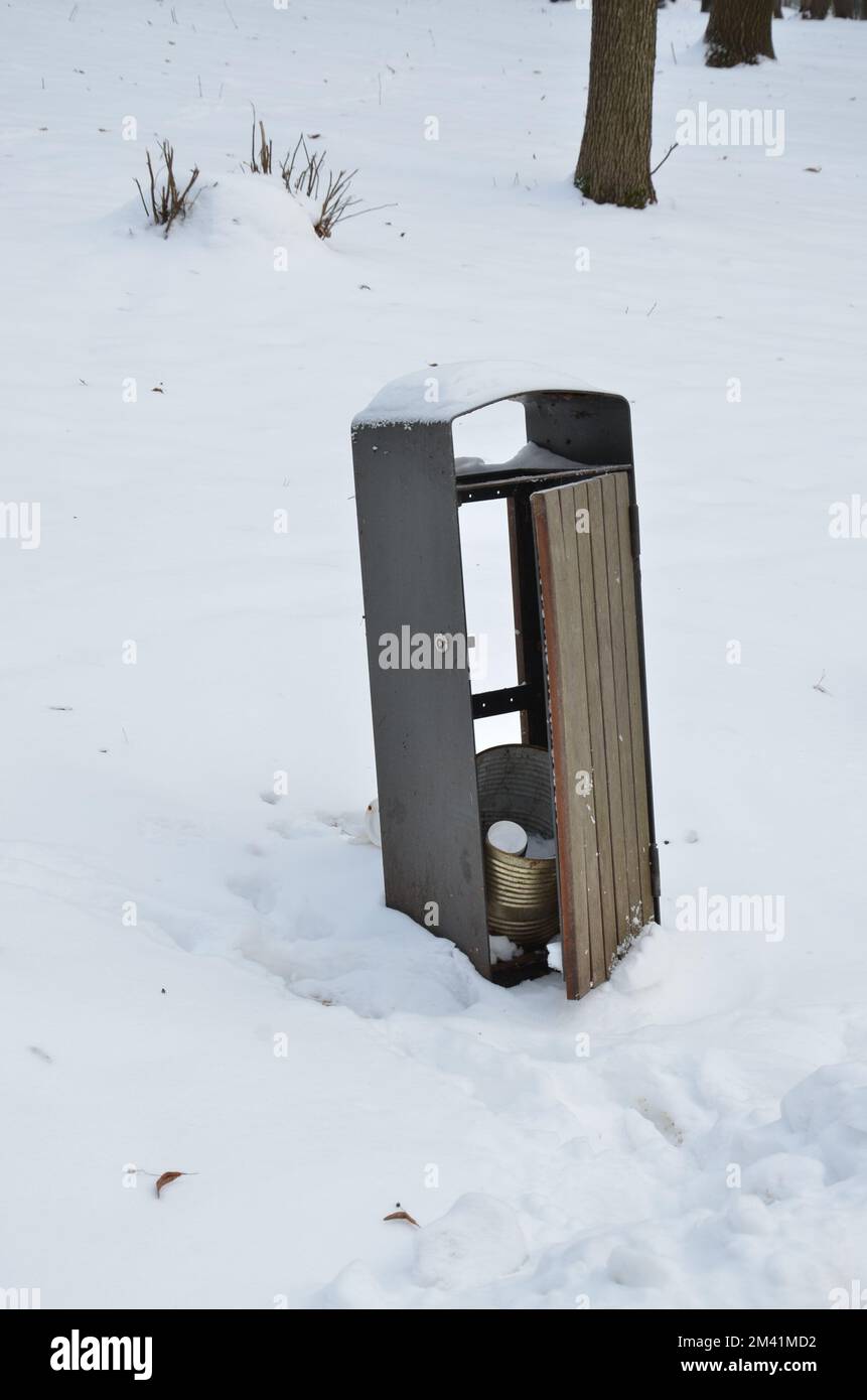 Déchets dans un bois. Bac de recyclage. Hiver. Photo de stock. Banque D'Images