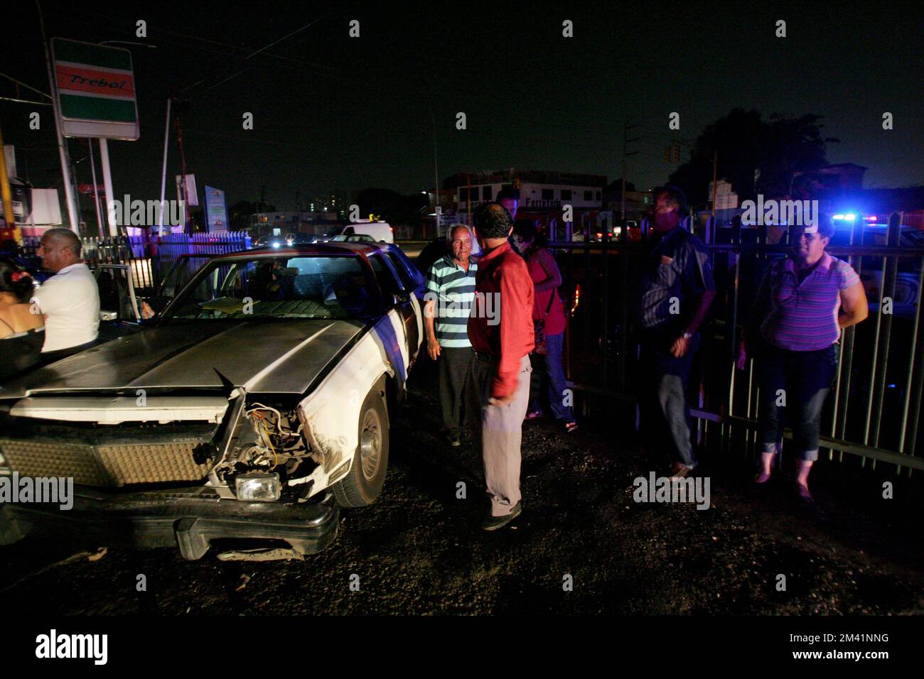Non exclusif: Maracaibo-Venezuela-23-03-2010- Un groupe de personnes attendent sur une voiture écrasée pendant une panne dans la ville de Maracaibo, capitale du pétrole Stat Banque D'Images