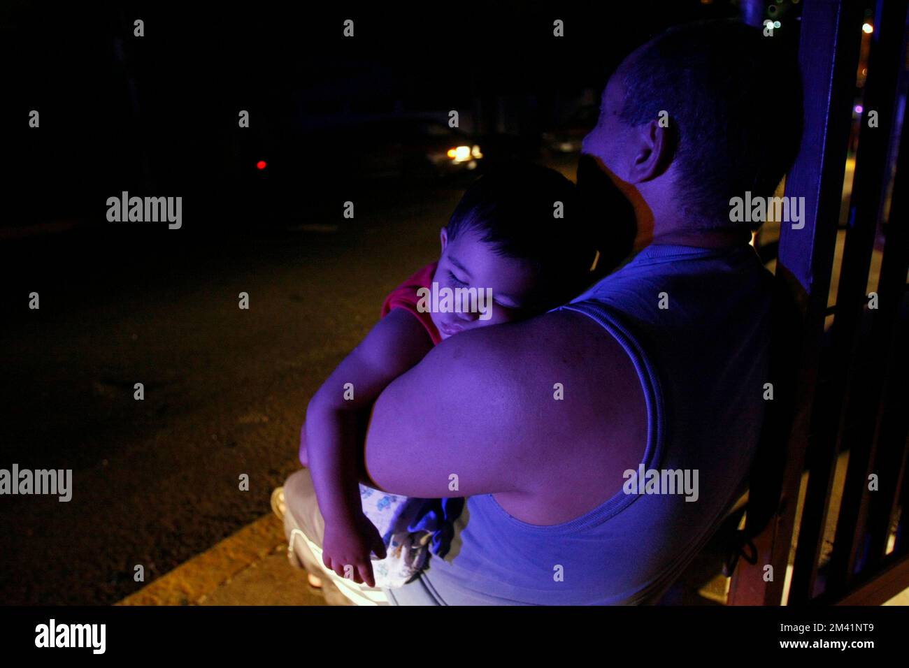 Non exclusif: Maracaibo-Venezuela-23-03-2010- Antulio Romero porte son fils endormi dans ses bras devant sa maison en attendant le retour d'ele Banque D'Images