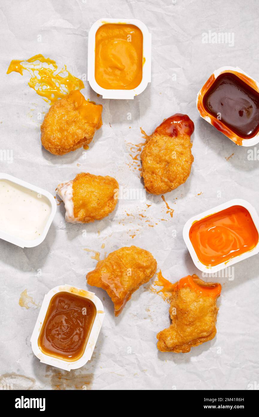 Vue en hauteur des nuggets de poulet avec une variété de sauces avec espace de copie Banque D'Images