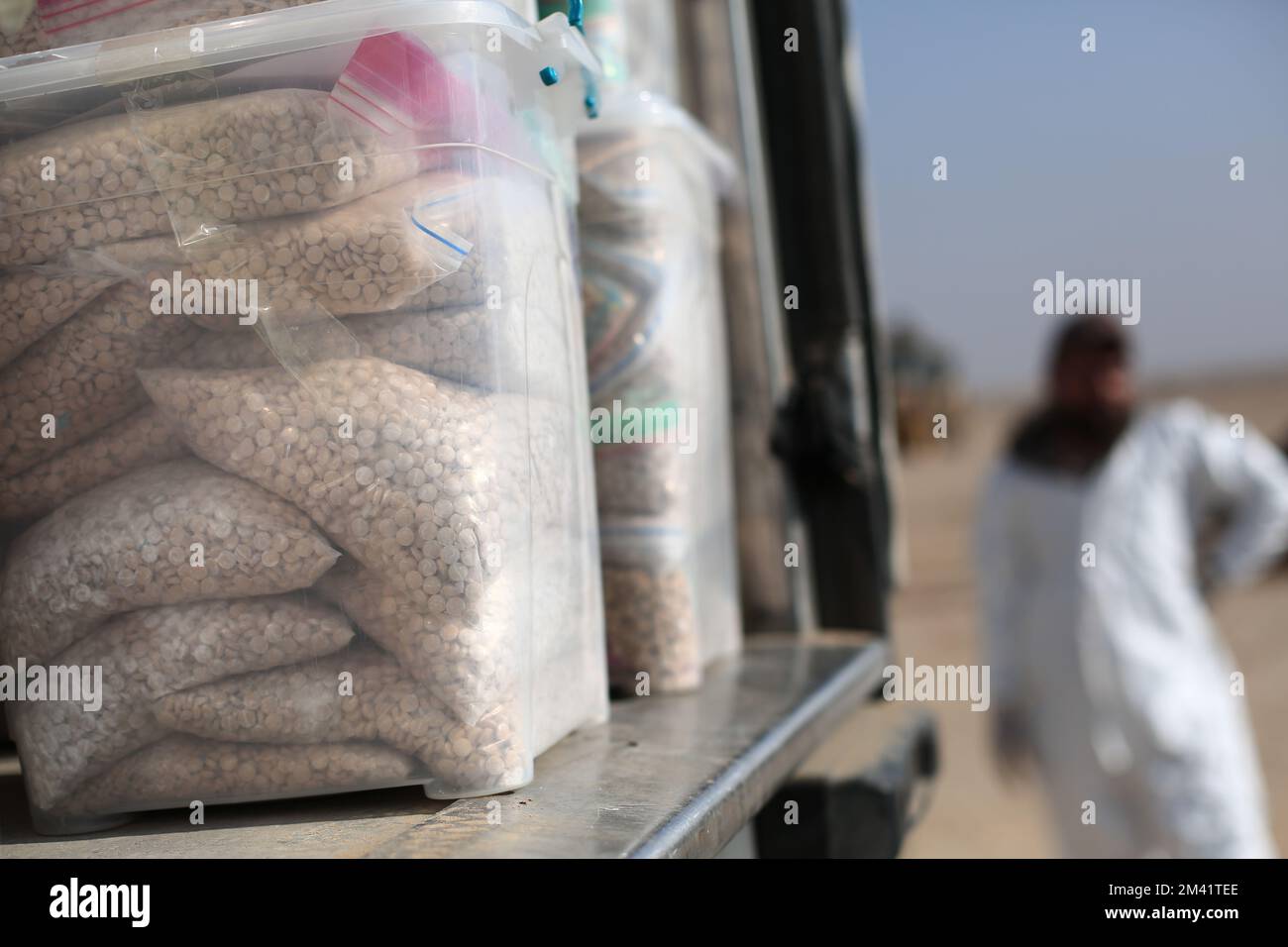 Bagdad, Irak. 18th décembre 2022. Des conteneurs de pilules narcotiques sont visibles au camp de Bismayah à Bagdad, pendant l'incinération des drogues confisquées. Le Ministère iraquien de la santé et le Département de la lutte contre les stupéfiants ont incinéré près de 6 tonnes de stupéfiants et d'autres drogues qui ont été saisis tout au long de l'année. Credit: Ameer Al-Mohammadawi/dpa/Alamy Live News Banque D'Images