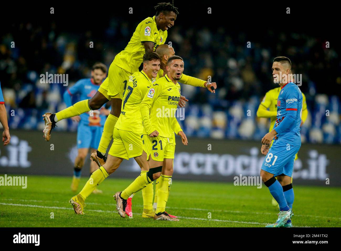 Etienne Capoue, le milieu de terrain français de Villareal, célèbre après avoir marqué un but lors du match de football amical entre SSC Napoli et Villareal au stade Diego Armando Maradona à Naples, dans le sud de l'Italie, sur 17 décembre 2022. Banque D'Images