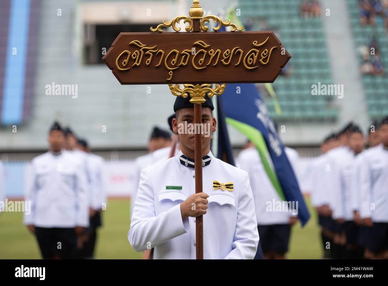 Bangkok, Thaïlande. 17th décembre 2022. Les étudiants du Collège Vajiravudh, applaudissent pour leur équipe dans le match de rugby traditionnel, gagner le 28th sa Majesté le Roi Maha Vajiralongkorn Bodindradebayavarangkun Cup, entre le King's College (jerseys blancs) vs Vajiravudh College (jerseys bleus) le samedi. 17 décembre 2022, à Supachalasai. Stade, Bangkok, Thaïlande. (Photo de Teera Noisakran/Pacific Press) Credit: Pacific Press Media production Corp./Alay Live News Banque D'Images