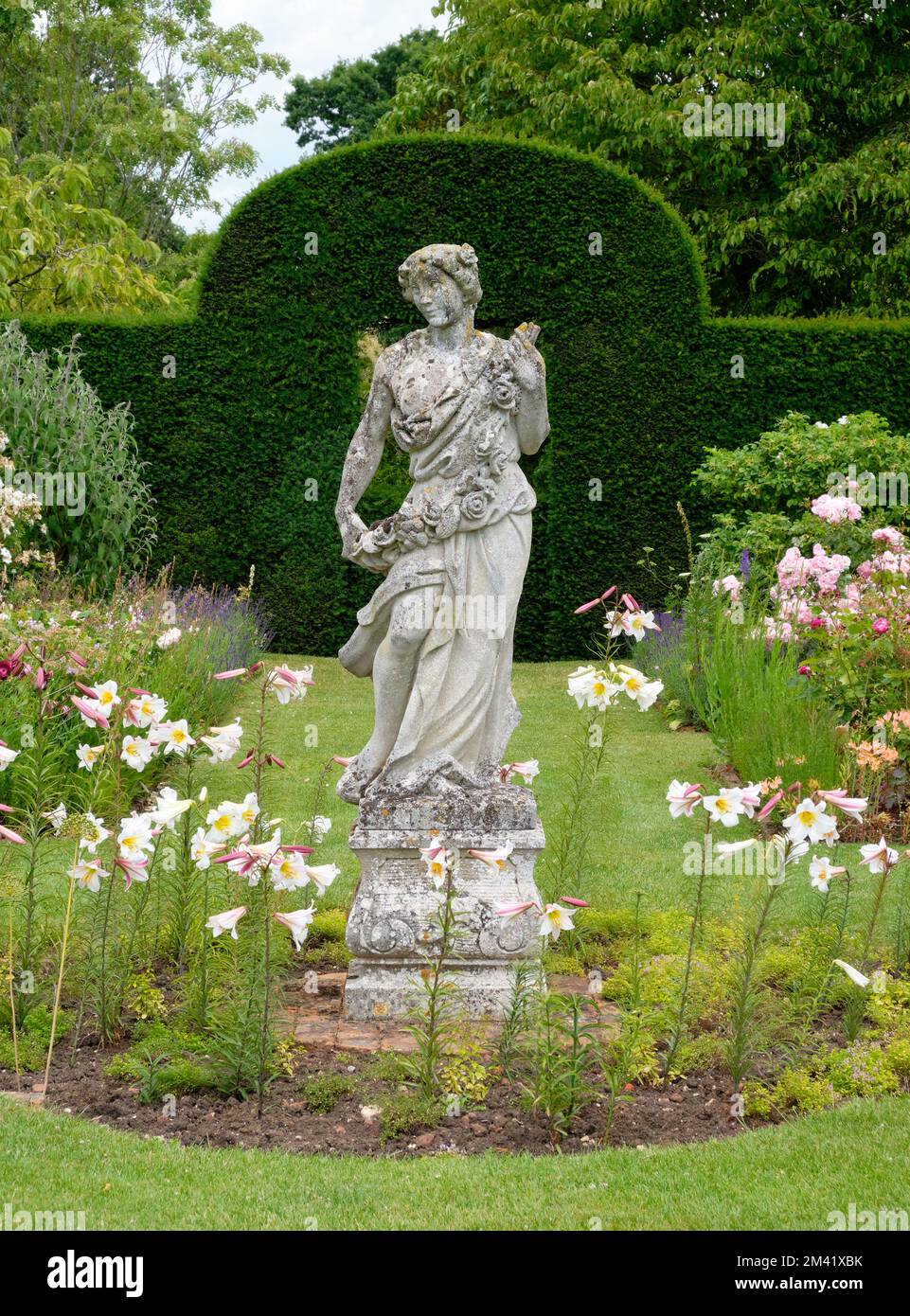 Statue du jardin avec le Helmingham Hall de Lilly Banque D'Images