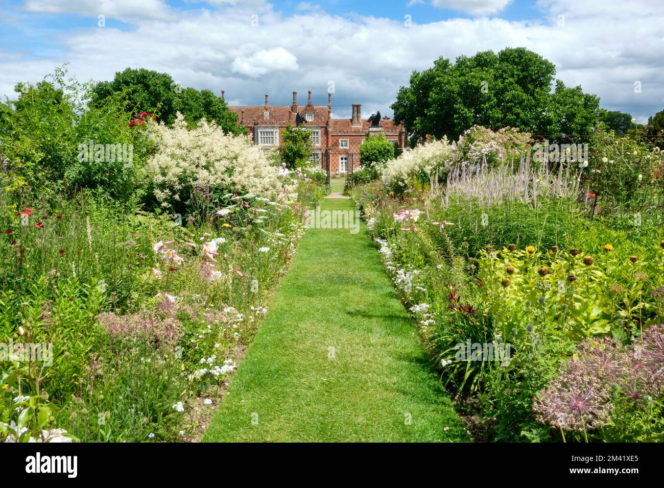 Paysage d'été vue sur les frontières herbacées dans le Helmingham Hall et les jardins du Suffolk Banque D'Images
